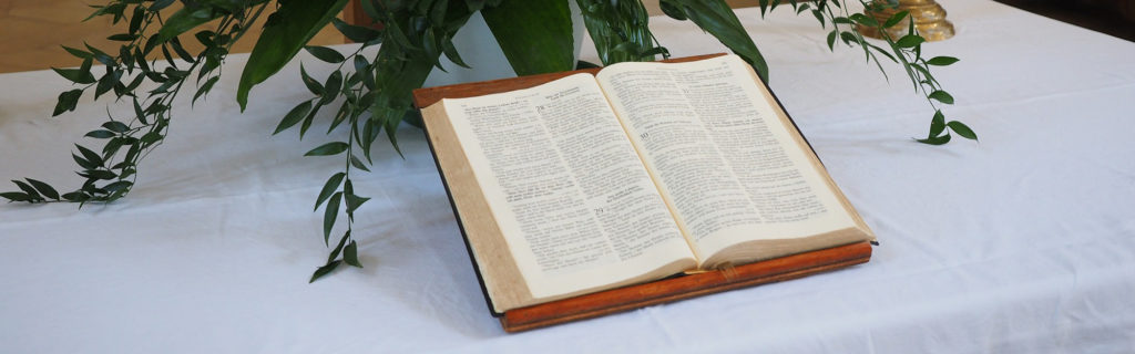 Aufgeschlagene Bibel auf dem Altar